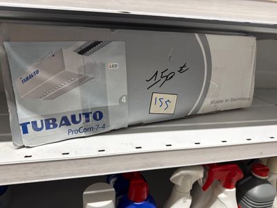 plusieurs bouteilles de produits d'entretien sur une étagère dans un magasin