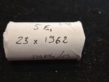 un gros plan sur un rouleau de papier toilette posé sur une table