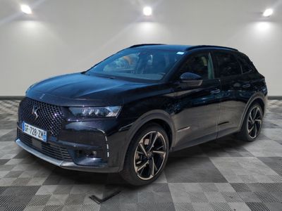 Une DSX noire de 2020 est garée dans une pièce au sol en damier
