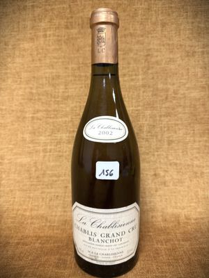 une bouteille de vin posée sur une table