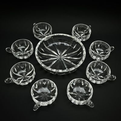 de nombreux bols et tasses en verre disposés en cercle