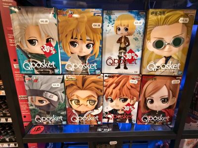 une série de figurines d'anime exposées dans un magasin