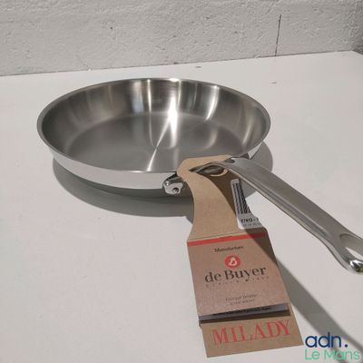 une casserole en métal avec une cuillère et une étiquette dessus
