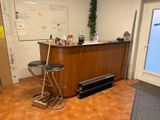 un bar avec deux tabourets au milieu de la pièce