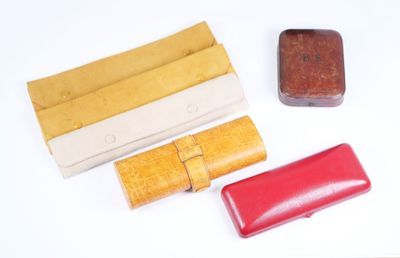 trois types différents d'étuis en cuir posés sur une surface blanche