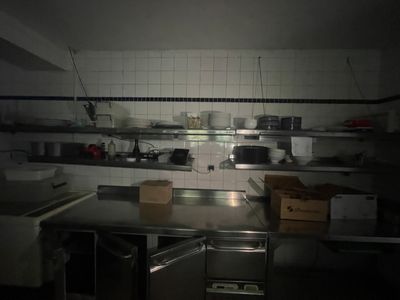 une cuisine offrant beaucoup d'espace de plan de travail