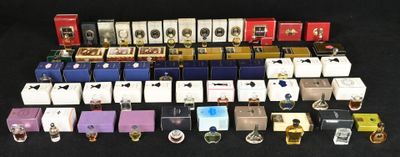 tout un tas d'appareils électroniques de toutes sortes posés sur une table