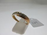 l'image d'une bague en or ornée de diamants