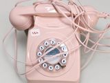 un téléphone rose posé sur une table