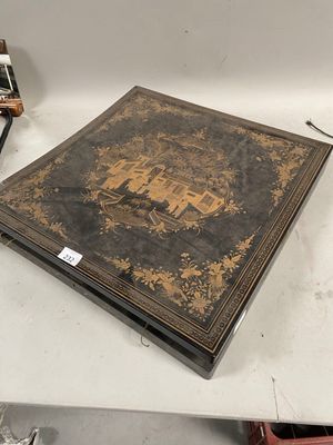 un vieux livre posé sur une table blanche, à côté d'une paire de ciseaux