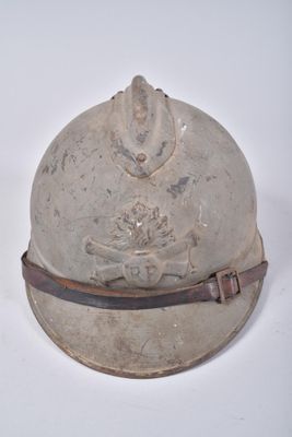 un casque orné d'un crâne et d'os croisés