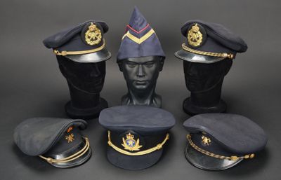 quatre chapeaux et un porte-chapeaux posés sur la tête d'un mannequin