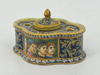 une boîte bleue et jaune sur laquelle figurent des photos de personnes
