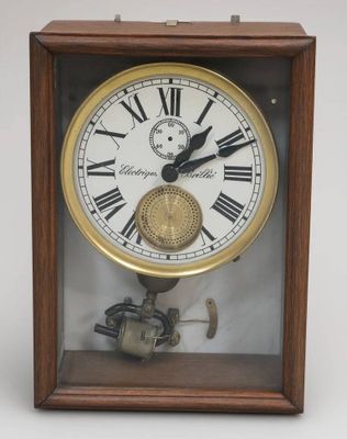 une horloge avec des chiffres romains dans un boîtier en bois