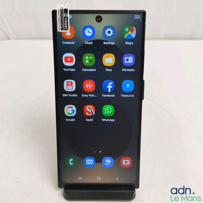 l'arrière d'un téléphone noir dont l'écran affiche diverses applications