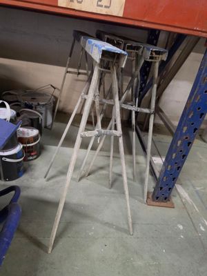 une photo représentant une chaise et une table dans un garage