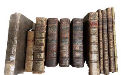 plusieurs vieux livres sont alignés sur une surface blanche