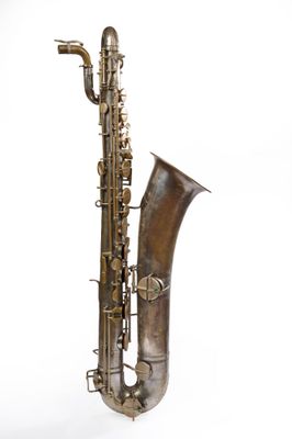 un vieux saxophone avec un corps en laiton et un pavillon, sur fond blanc
