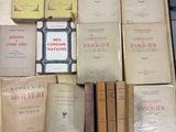 plusieurs livres sont empilés sur une table
