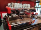 une photo d'une machine à café dans un café