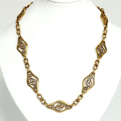 gros plan d'un collier sur un présentoir pour mannequin