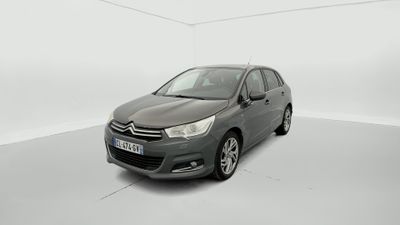 Une Citroën grise est garée dans une pièce blanche