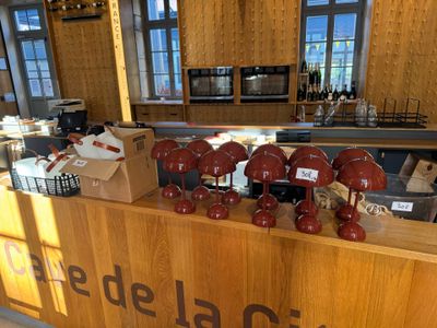 un comptoir sur lequel sont posées plusieurs pommes rouges