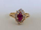 une bague en or jaune avec un rubis et des diamants