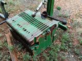 une machine verte qui est garée dans l'herbe