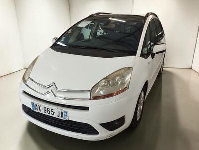 La Citroën blanche est garée dans le garage d'un immeuble
