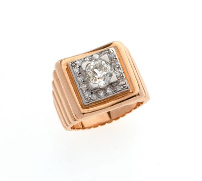 gros plan d'une bague en diamant sur une surface blanche