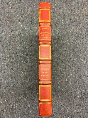 Il y a quatre livres par terre : l'un est rouge et l'autre est jaune.