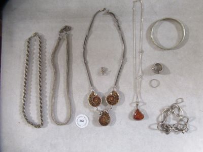 Lot de bijoux en argent comprenant deux colliers, un pendent…
