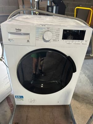 une machine à laver posée sur le sol