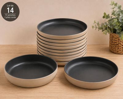 quatre bols noirs et blancs posés sur une table en bois