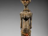 une image représentant une statue d'une femme portant une coiffe