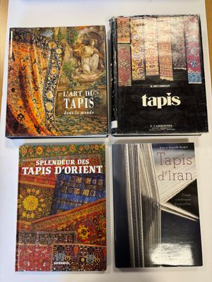 plusieurs livres sont posés sur une table les uns à côté des autres