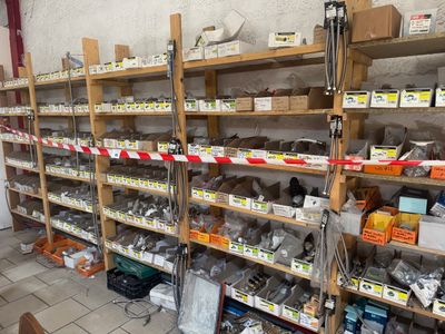 de nombreuses étagères contenant divers articles dans un magasin