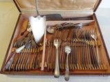 une boîte en bois contenant de l'argenterie sur une table