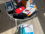 une petite table sur laquelle se trouvent de nombreuses fournitures de bureau
