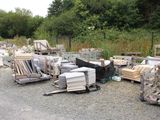 beaucoup de palettes et de caisses en bois par terre