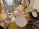 un bureau avec deux chaises et un ordinateur dessus