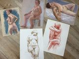 quatre dessins de nus de couleurs différentes posés sur un parquet