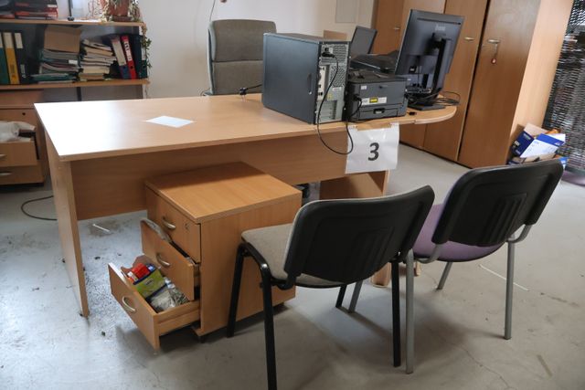 Mobilier de bureau mélaminé pin : deux bureaux, deux armoires (à ...