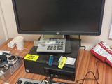 un bureau sur lequel se trouvent un ordinateur, un clavier, une souris et d'autres objets