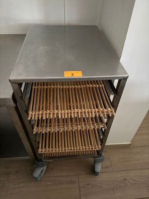 une photo d'une table en métal sur laquelle se trouve un panier
