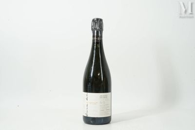 une bouteille de vin posée sur une table