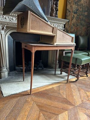 un piano posé devant une cheminée dans une pièce