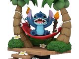 un gros plan sur une figurine représentant un personnage de dessin animé allongé dans un hamac