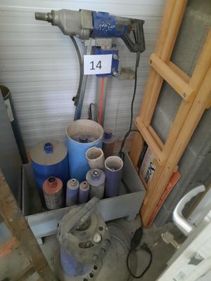 une photo d'une petite pièce remplie d'outils